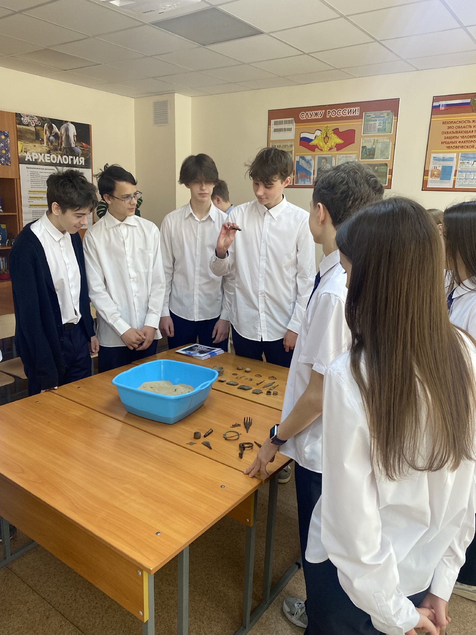 12 апреля 2024 года профессор кафедры ВИиО В.В. Ставицкий и студенты, занимающиеся археологией: А. Трусов, И.Баранов, Р.Бородулин, приняли участие в профориентационном мероприятии в МБОУ СОШ № 56 им. Героя России А. М. Самокутяева